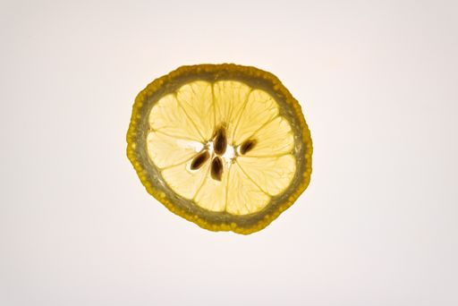 a photo of slice of zitrone lemone