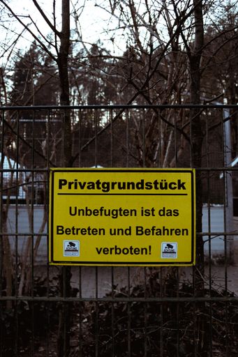 a vertical shot of yellow sign in german