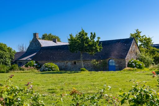 Brittany, Ile aux Moines island in the Morbihan gulf, typical houses in the village