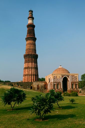 A vertical low angle shot of Qutub Minar monument in Delhi, India under the beautiful blue sky
