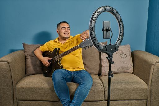 Teaching guitar in online courses with live lessons