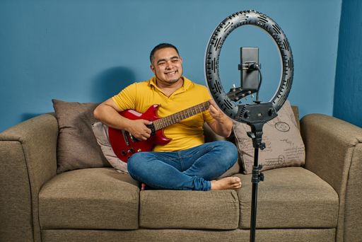 Teaching guitar in online courses with live lessons