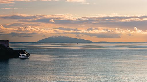 Lever du soleil  sur l'ile d'Elbe au large de la Corse