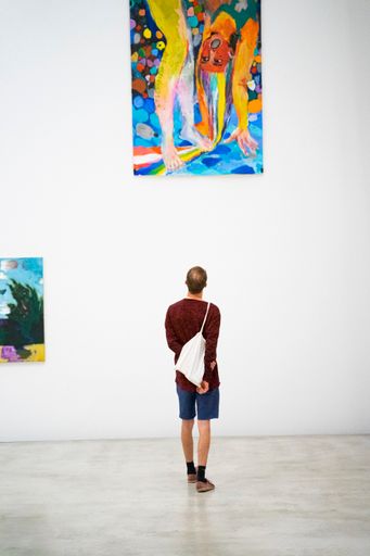 A museum visitor in front of a painting in the Dresden Academy of Fine Arts