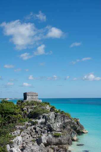A vertical shot of turquoise Caribbean ocean by Tulum ruins in Quintana Roo, Mexico Yucatan peninsula