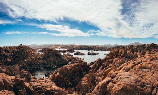 A natural view of the Watson Lake in Prescott, Arizona under a wispy sky