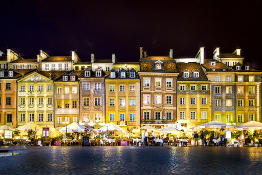 plaza con edificios iluminados en la noche de varsovia en verano