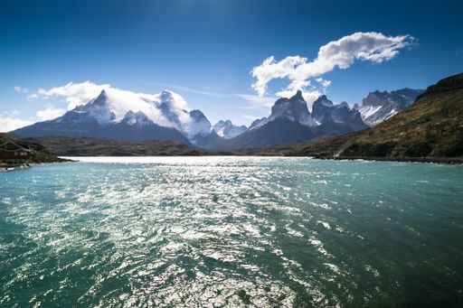 paisaje campestre de montanas y lago  en la patagonia chilena