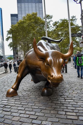 Monumento mundialmente conocido del epicentro de finanzas mundial, Wall Street en New York