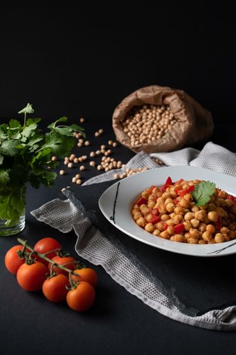 Chickpeas cooked with tomato and parsley