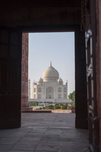 Vertical shot of the beautiful Taj Mahal