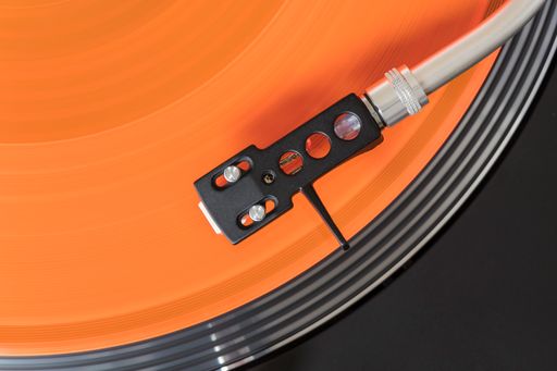Orange Vinyl Platte auf Plattenteller