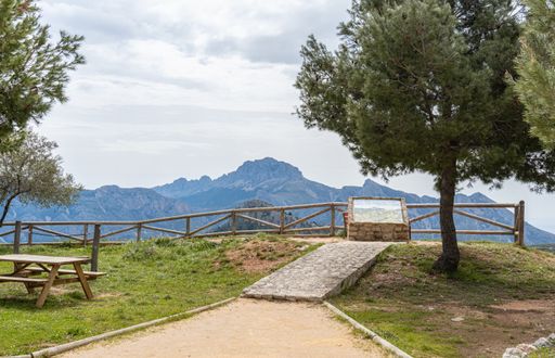 A shot of the viewpoint with a picnic area and the emblematic Sierra de Bernia in the background.