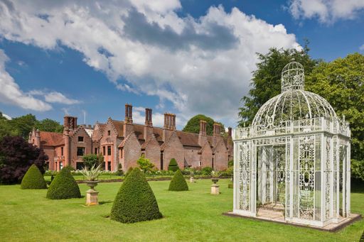 Grade 1 listed building set in the beautiful Chilterns dating back to 1150's