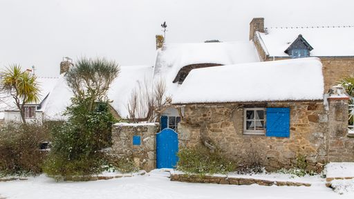 Brittany, Ile-aux-Moines island in the Morbihan gulf, houses in the village under the snow