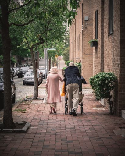 A senior couple with an elegant outfit walking in the city street