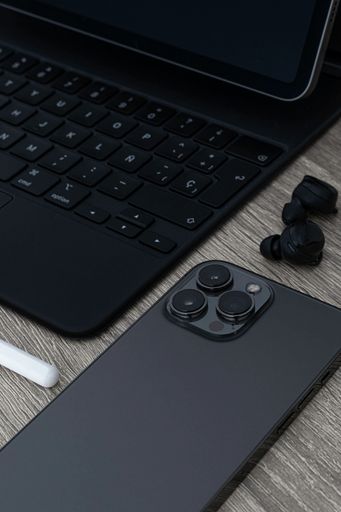 Keyboard headphones smartphone and tablet