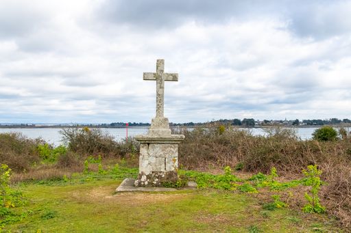Brittany, ancient granit cross on the Ile aux Moines, small island