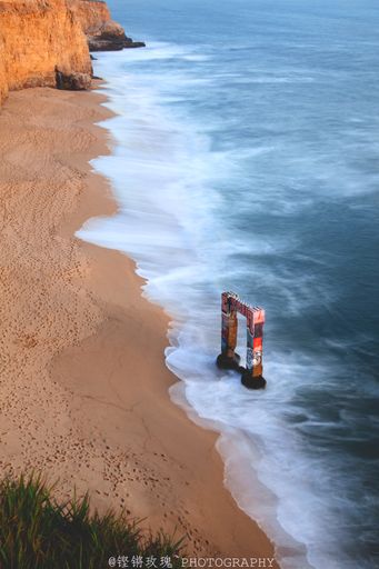A vertical shot of a beautiful sea in Davenport, USA