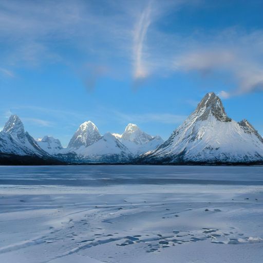 A beautiful view of a lake with mountains under the clear sky