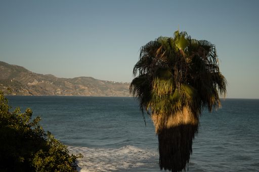 Costa del Sol, en Nerja, Málaga. Vistas al atardecer desde el Balcón de Europa al mar mediterráneo.
