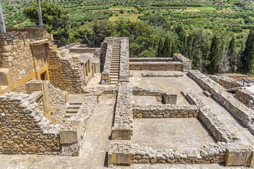 The image shows a portion of the ruins of the huge palace of Knosos on the island of Crete