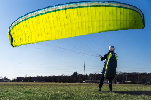 Training of paragliders at Prague park Ladronka