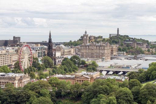 An aerial shot of the beautiful buildings and houses captured on a cloudy day in Edinburgh, UK