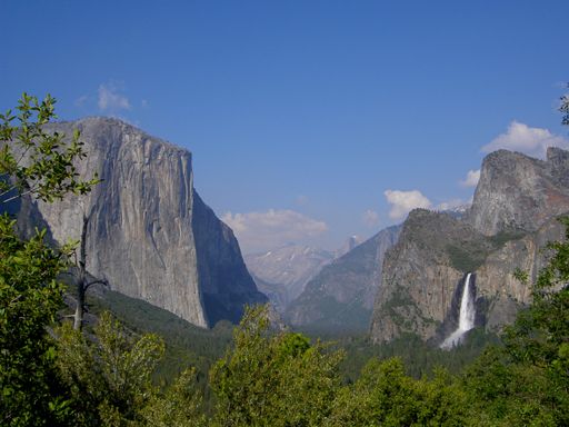 A scenery of Yosemite National Park in California's Sierra Nevada mountains, the USA