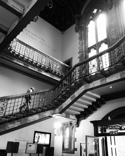 A grayscale shot of a beautiful entrance with stairs leading to Hunterian Museum
