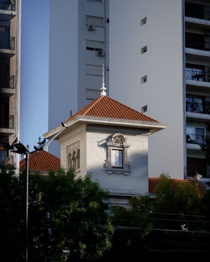 A vertical shot of a cultural center building in Buenos Aires, Argentina