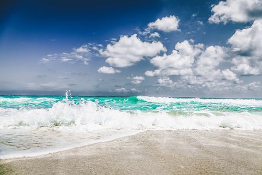 A breathtaking view of beautiful sea waves under the white cloudy sky - great for a gorgeous background
