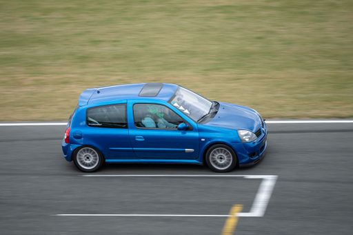 Renault Clio second generation phase 2 on the racing circuit