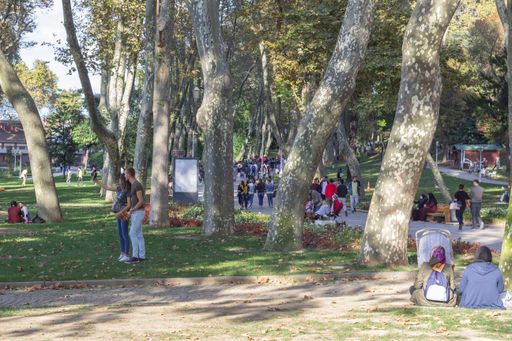 People who spend time in Glhane Park Istanbul, turkey