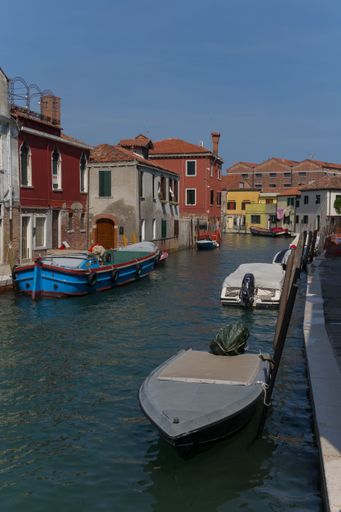 A vertical shot of residential buildings along the canals of Venice in Italy