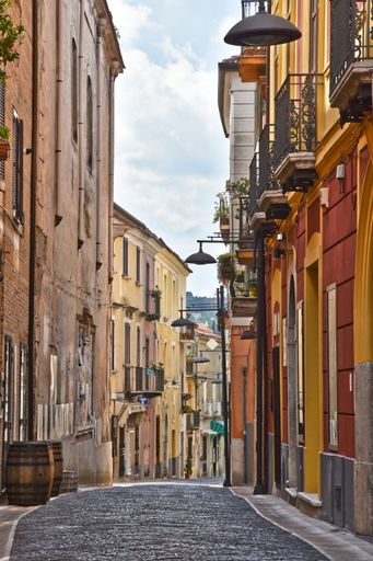 A vertical shot of a narrow street in Caiazzo, Italy
