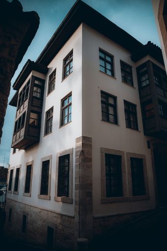 A vertical shot of a building at the crossroad in the historical city center