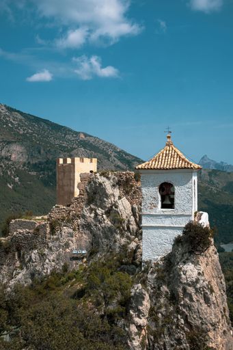 A spectacular view of the castle sitting on top of the crag in the mountain village of El Castell de Guadalest, Spain