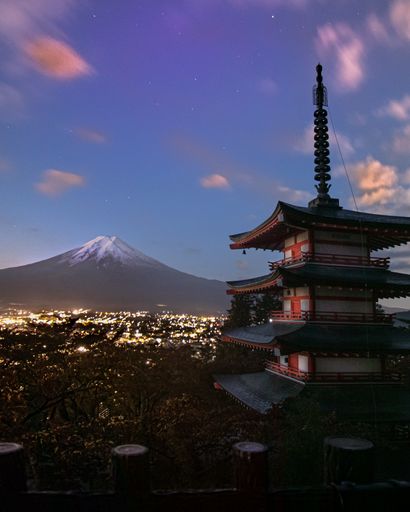 A vertical shot of the Arakurayama Sengen Park in Fujiyoshida, Japan