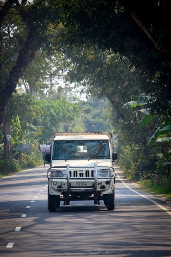 A white car on the highway in Barisha