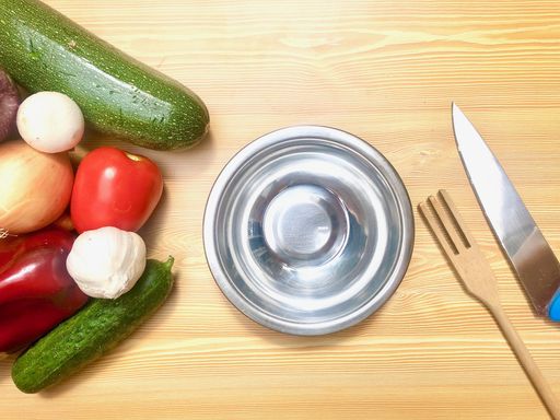 Verduras frescas diferentes de la huerta sobre madera, pimientos, zanahoria, calabacín, berenjena para receta o tienda. Comida vegetariana y vegana.