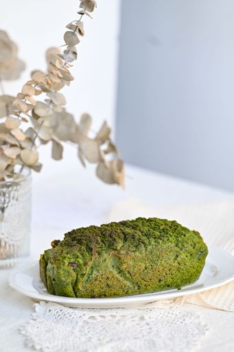 A closeup shot of green spinach bread in the plate