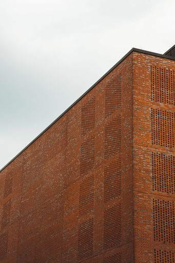 A vertical shot of an urban building on the street in Hamburg, Germany, in daylight