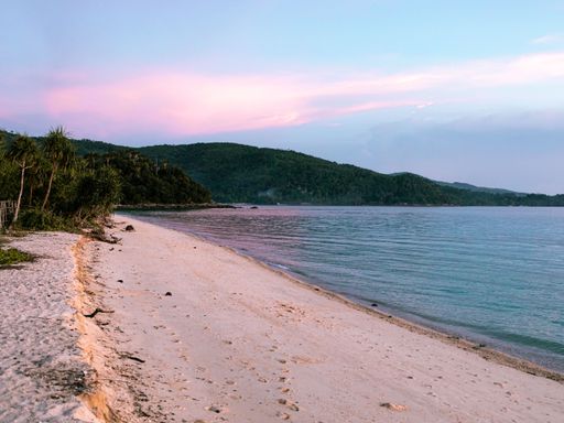 A mesmerizing view of the golden sunset over the sea