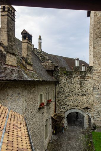 A vertical shot of the Chillon Castle on a cloudy day in Veytaux, Switzerland