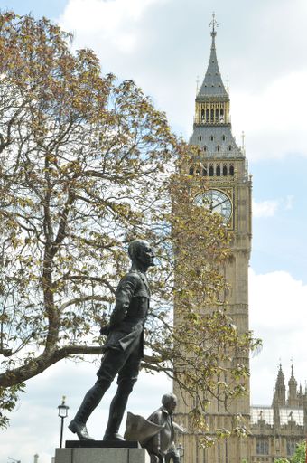 A vertical shot of the Big Ben tower on daytime in London, England