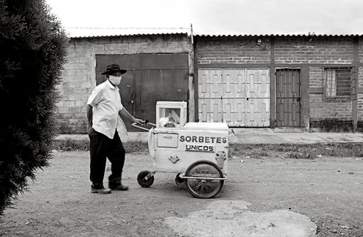 Esta es una foto en la que se muestra una persona de edad avanzada vendiendo helados en plena pandemia por covid-19 y a pesar de estar en cuarentena.