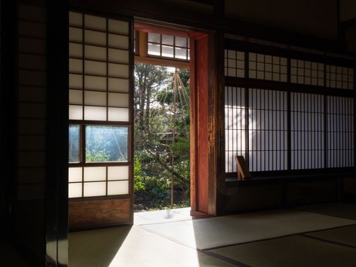Light pours in from the private garden of Nomura House, home to a prominent Samurai family of the Edo period.