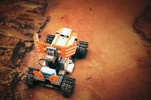A creative construction for kids simulating Mars landing for science purposes
