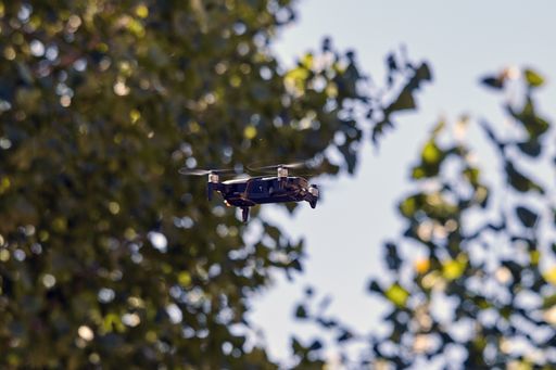 Dron manejado a distancia en plana naturaleza